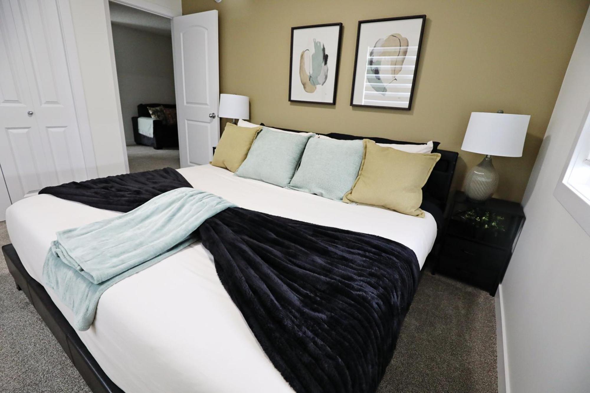 Elegant Retreat With King Beds,golf,disney,near Wem Holiday home Edmonton